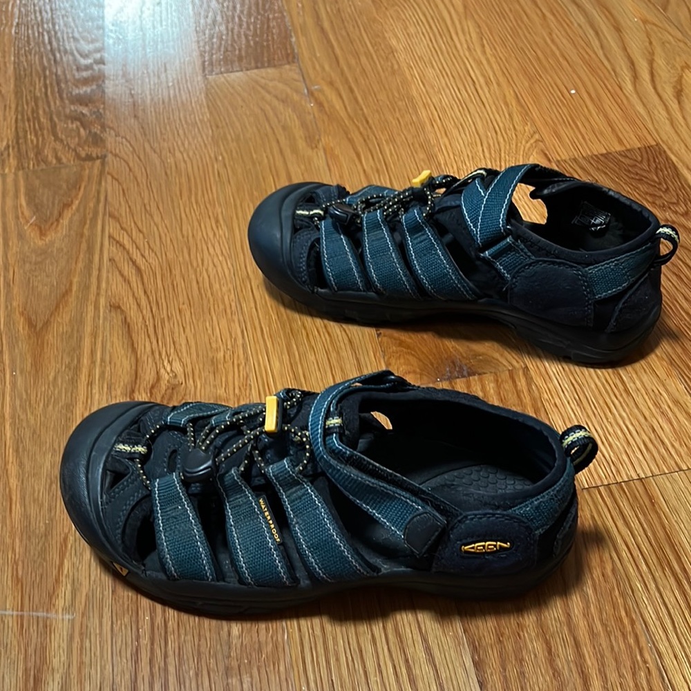 Keens boys sandals measures 24 cm